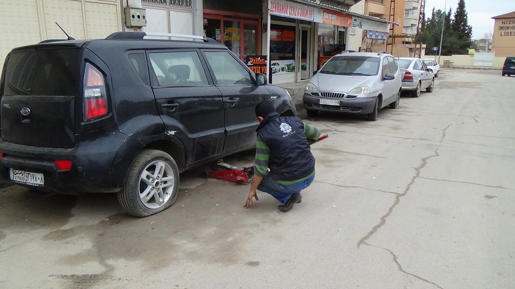 Nizip'te  onlarca aracın lastiği patlatıldı